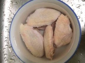 把鸡中翅泡水里一会，去血水。