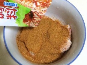在鸡中翅内加入孜然烧烤料。