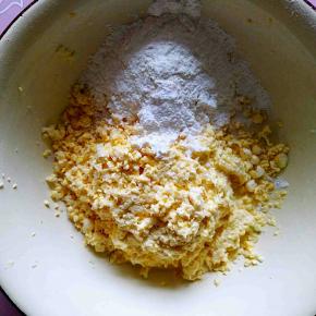 玉米用擦菜板擦成玉米浆，和面粉混合，玉米浆和面粉的比例大约是2:1。