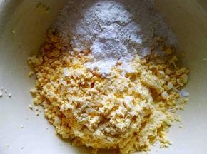 玉米用擦菜板擦成玉米浆，和面粉混合，玉米浆和面粉的比例大约是2:1。