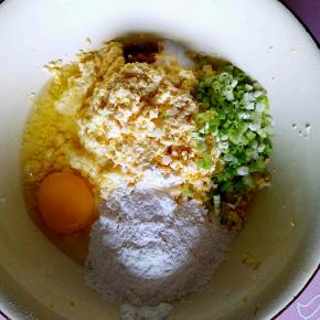 加入葱花，少许植物油，盐，小苏打和花椒粉。