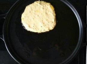 加入适量的清水搅拌均匀，需要有比较好的流动性，用家常用的饭勺倒入陶煲王的扒盘中能够自然摊开即可。