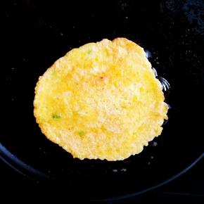 倒入锅中之后先不动，待一面成型之后翻面，全程小火。