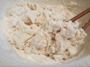 中筋面粉加入180克的温水，筷子搅拌成絮状，