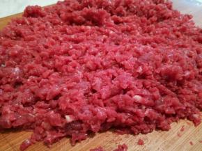 牛肉最好选择没有劲的，如果有劲的，可以在剁牛肉的时候给剔出来，我买的是专门可以炒的牛肉，比较嫩，剁成馅就可以