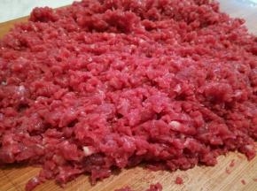 牛肉最好选择没有劲的，如果有劲的，可以在剁牛肉的时候给剔出来，我买的是专门可以炒的牛肉，比较嫩，剁成馅就可以