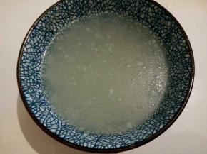 鸡汤一碗（鸡壳一个，先凉水下锅，焯水，焯好水的鸡壳，重新放入锅里，加适量的清水，料酒，生姜片，葱，熬成鸡汤即可）