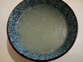 鸡汤一碗（鸡壳一个，先凉水下锅，焯水，焯好水的鸡壳，重新放入锅里，加适量的清水，料酒，生姜片，葱，熬成鸡汤即可）