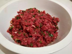 再加生抽，盐，料酒，味精，搅拌上劲，撒点葱花，增加香味，最后放芝麻油锁住水份，