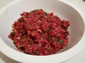 再加生抽，盐，料酒，味精，搅拌上劲，撒点葱花，增加香味，最后放芝麻油锁住水份，