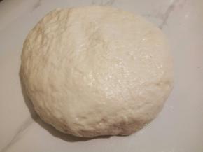 醒发好的面团，再揉一下，再盖保鲜膜醒发15分钟，