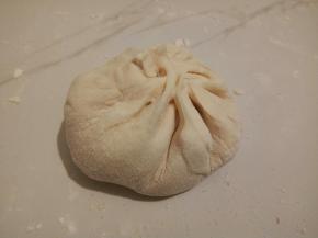 像包包子一样，由于面皮比较软，包的不太好看，