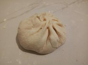 像包包子一样，由于面皮比较软，包的不太好看，