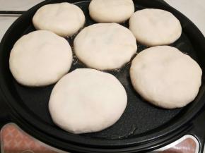 电饼铛先预热，加一勺油，把饼皮放上，按键按烙饼就可以，