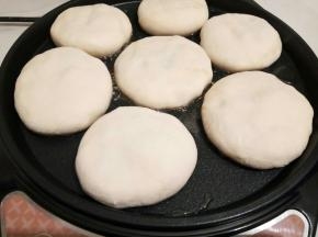 电饼铛先预热，加一勺油，把饼皮放上，按键按烙饼就可以，