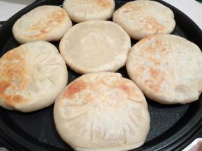 中途给翻一下，两面金黄就可以出锅了，