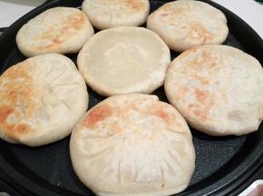 中途给翻一下，两面金黄就可以出锅了，