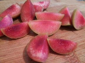 沿着李子的分隔线，再出来一点，就可以切块，