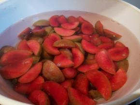 切好的李子加清水（清水要没过李子）