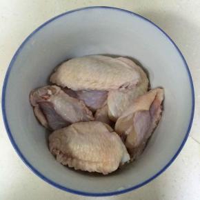 把鸡中翅泡水里一会，去血水。