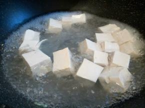 水里加一勺盐，加豆腐焯水，晾凉