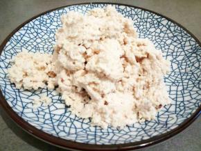 豆腐用刀背碾碎，