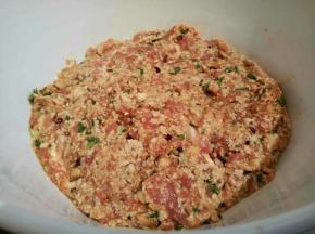 先加鸡蛋拌匀，再加调料，葱，顺时针搅拌肉馅，