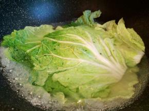 白菜叶焯水，焯好过凉水，控一下水分