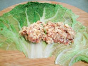 放上肉馅，两边叶子先往中间叠