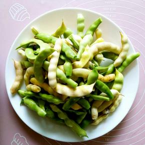 准备原料，豆角。