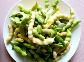 准备原料，豆角。