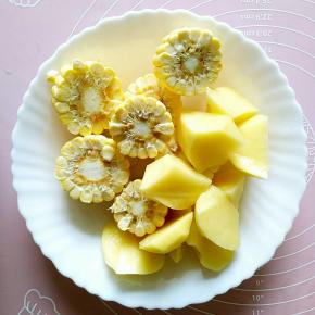 玉米和土豆切块。