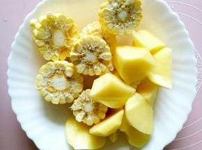 玉米和土豆切块。
