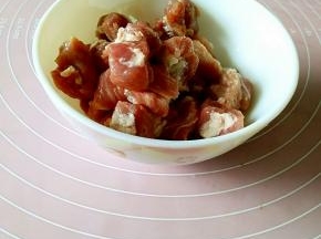 肉切成小块。