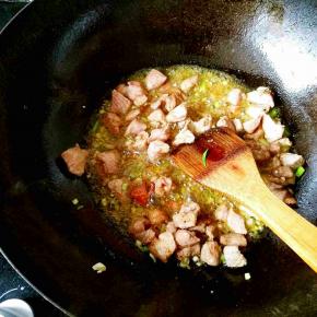 炒锅热油，加入肉块翻炒，待肉变色加入葱花，花椒粉，稀释过的干黄酱翻炒爆香，再加入少许酱油调色。