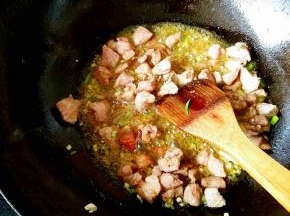 炒锅热油，加入肉块翻炒，待肉变色加入葱花，花椒粉，稀释过的干黄酱翻炒爆香，再加入少许酱油调色。