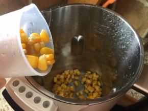 新鲜的玉米粒，放入豆浆机中；