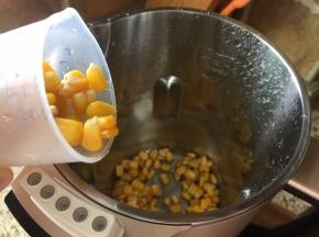 新鲜的玉米粒，放入豆浆机中；