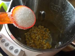 加入一勺白糖，玉米本身就有甜味，白糖不需要太多；