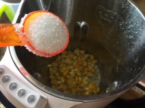 加入一勺白糖，玉米本身就有甜味，白糖不需要太多；