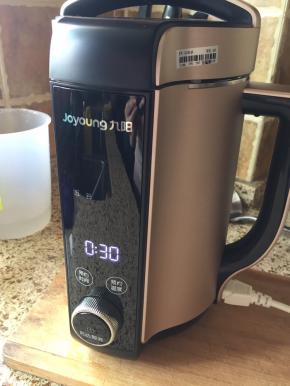 盖上豆浆机机头，选择五谷，启动，30分钟；