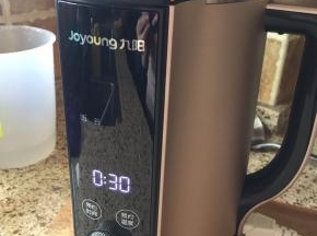 盖上豆浆机机头，选择五谷，启动，30分钟；