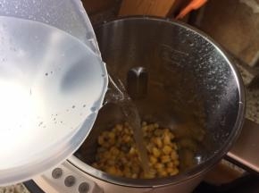 加入适量的水，豆浆机中有刻度；