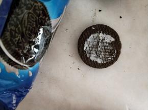 奥利奥饼干掰开去除中间的夹馅。