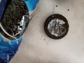 奥利奥饼干掰开去除中间的夹馅。