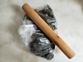 装入保鲜袋用擀面杖碾碎，也可以用料理机。