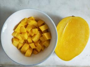芒果去核切成小块。