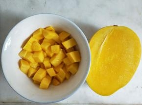 芒果去核切成小块。