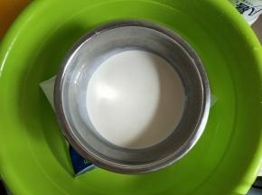 淡奶油加细砂糖隔冰水打发。