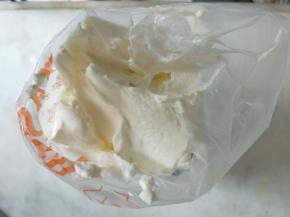 将打发好的淡奶油装入裱花袋中。